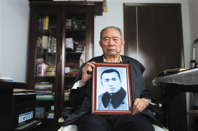 两位抗日名将后人定娃娃亲 70多年后再见面