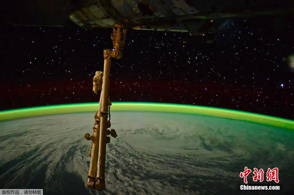 宇航员拍摄月光下台风 银河作背景美轮美奂