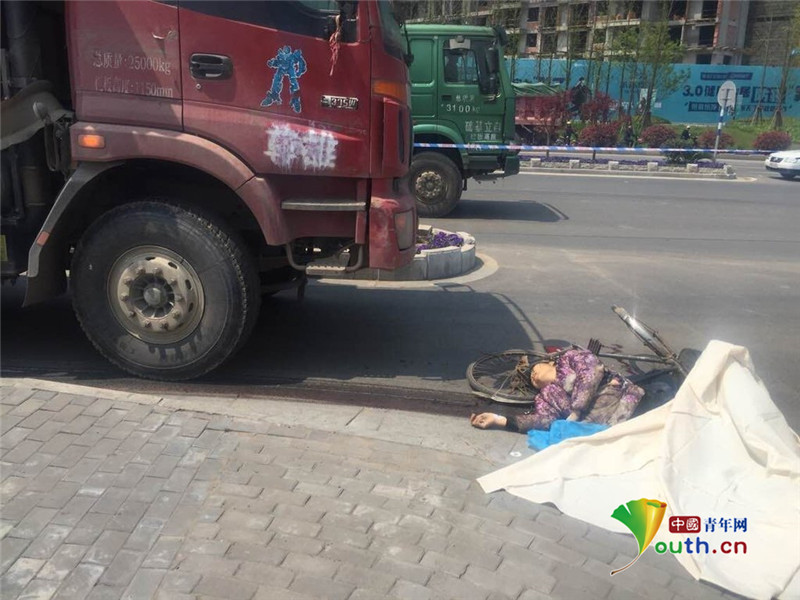 南京一渣土车撞死骑车女 将其拖行40多米