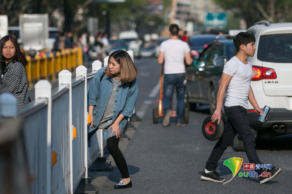 杭州行人过街图方便弯腰钻护栏[1 中国日报网