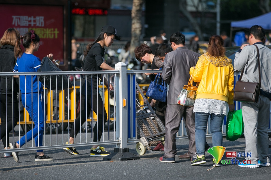 杭州行人过街图方便弯腰钻护栏