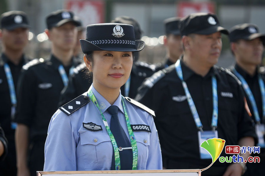 開幕式中的女民警也同樣靚麗. 中國青年網記者 李拓 攝