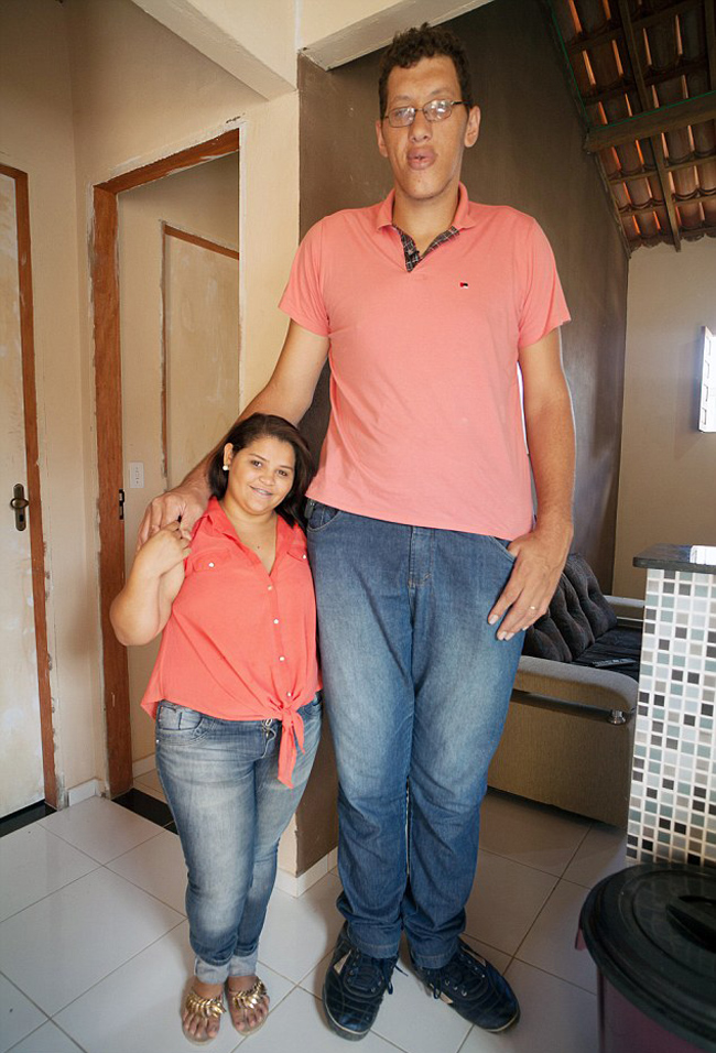 巴西第一巨人身高超2.3米 迎娶1.5米新娘(组图)