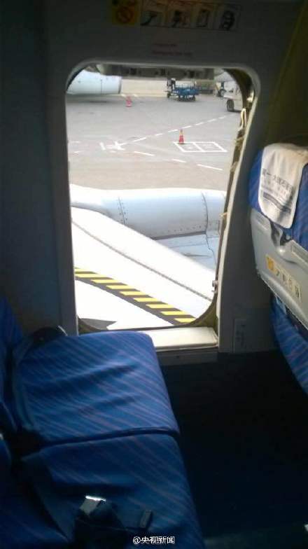 乘客从内部打开飞机安全门 被处以拘留15天