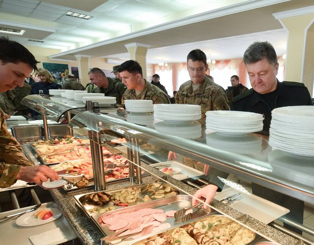美国大兵吃中国食堂图片