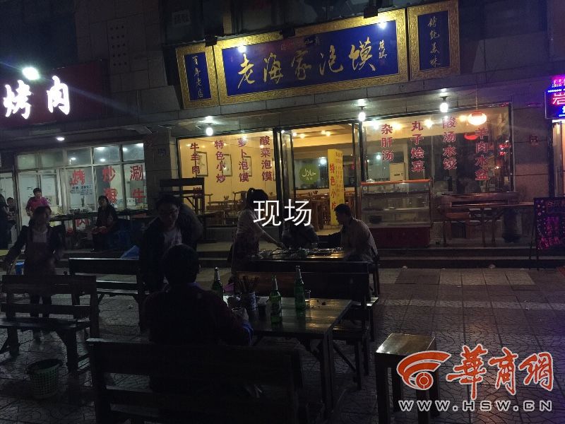 兰州两男子吃夜市 给老外多次敬酒被群殴