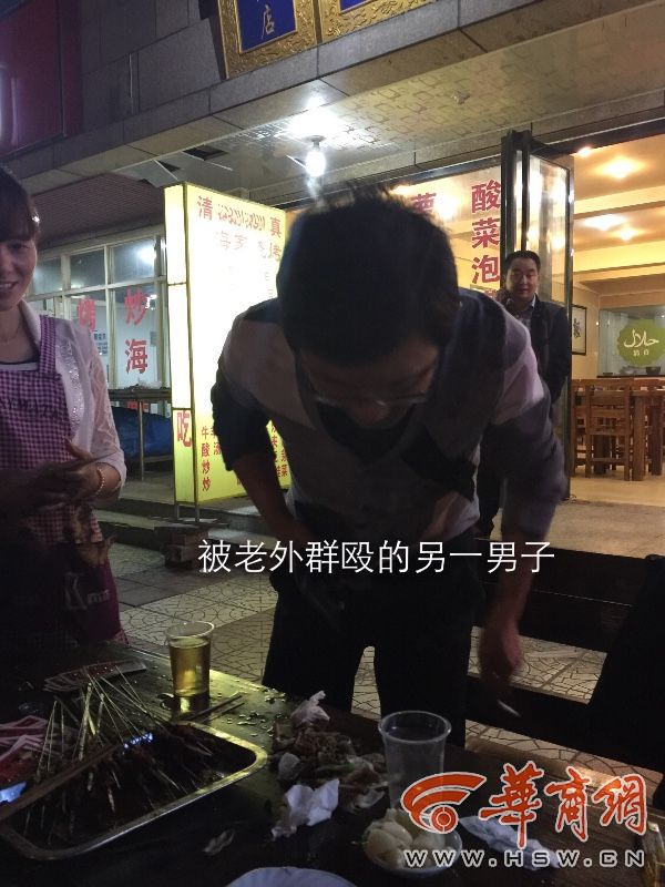 兰州两男子吃夜市 给老外多次敬酒被群殴