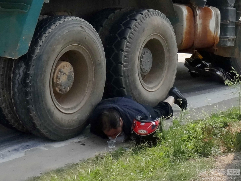 廈門男子被壓土方車車輪下