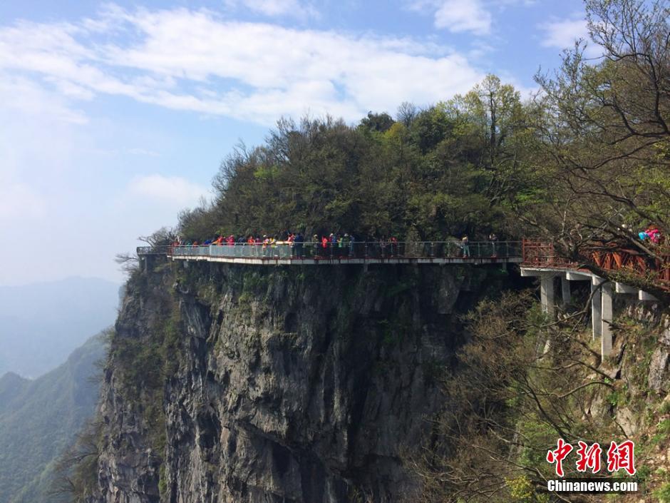 张家界天门山新增玻璃栈道 游客步步惊心