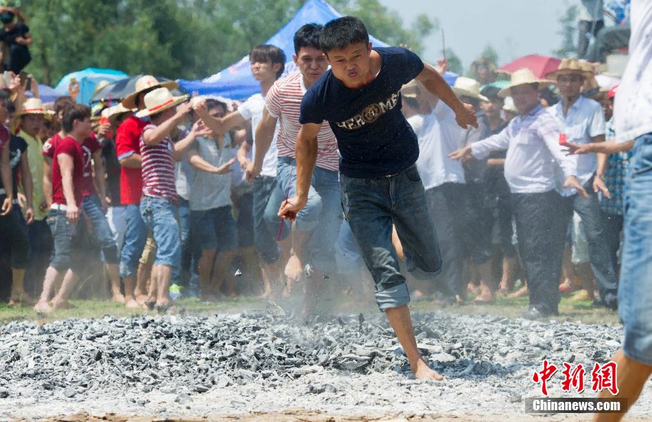 海南民众上刀山 下火海闹军坡