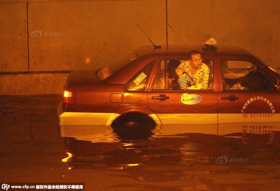 广州遭暴雨袭击 多地水浸堵车