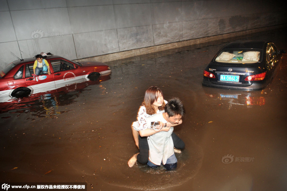 广州遭暴雨袭击 多地水浸堵车