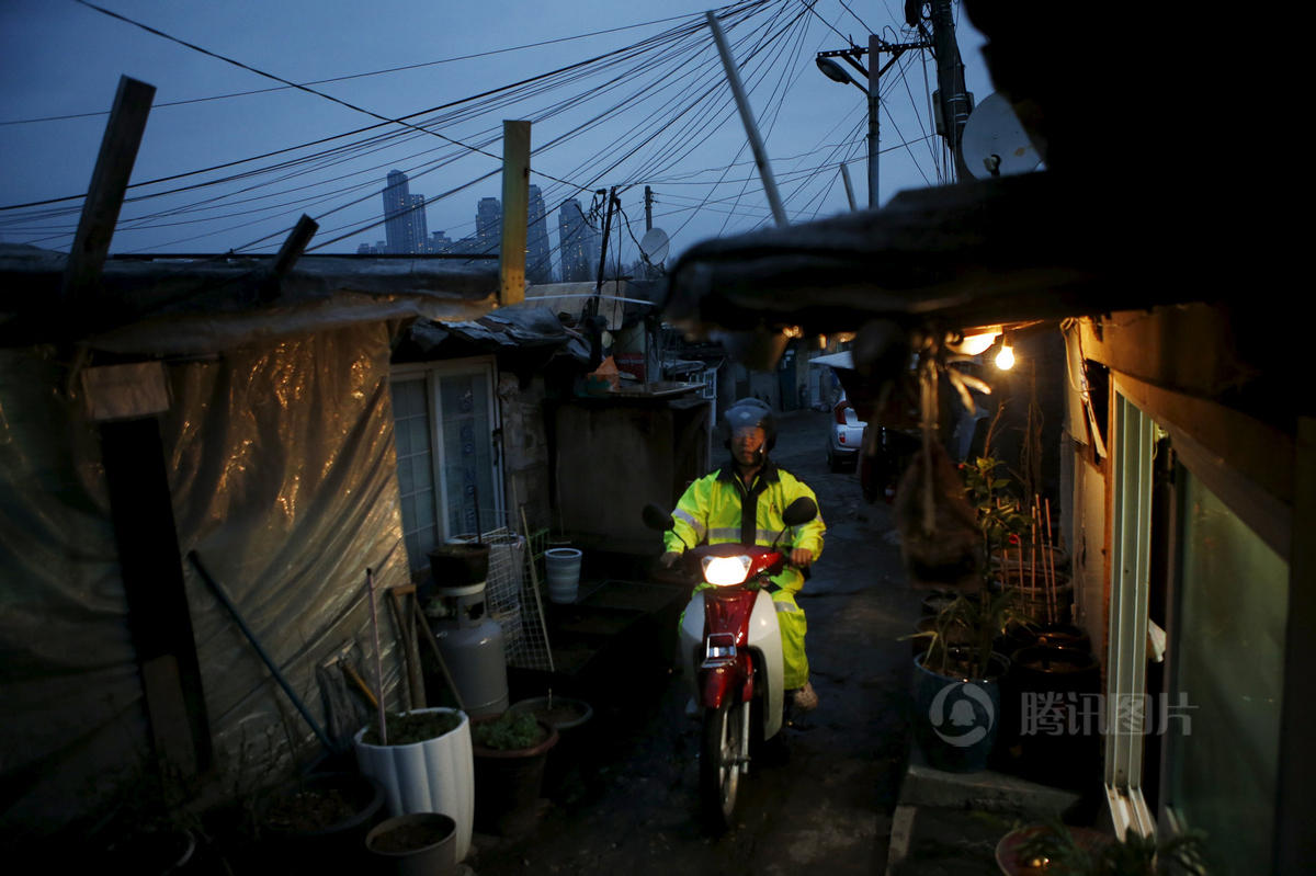 与富人区只隔一条街的韩国首尔贫民窟
