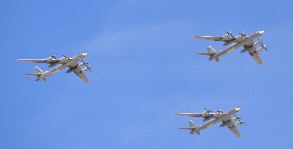 俄阅兵彩排机群从莫斯科cbd窗前飞过