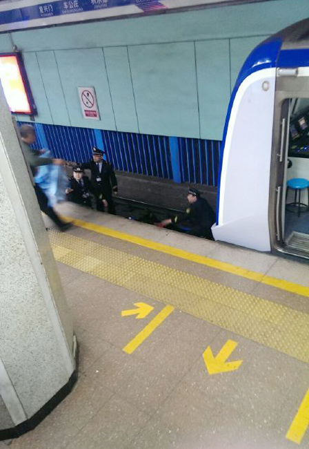 北京地铁男子跳轨图片