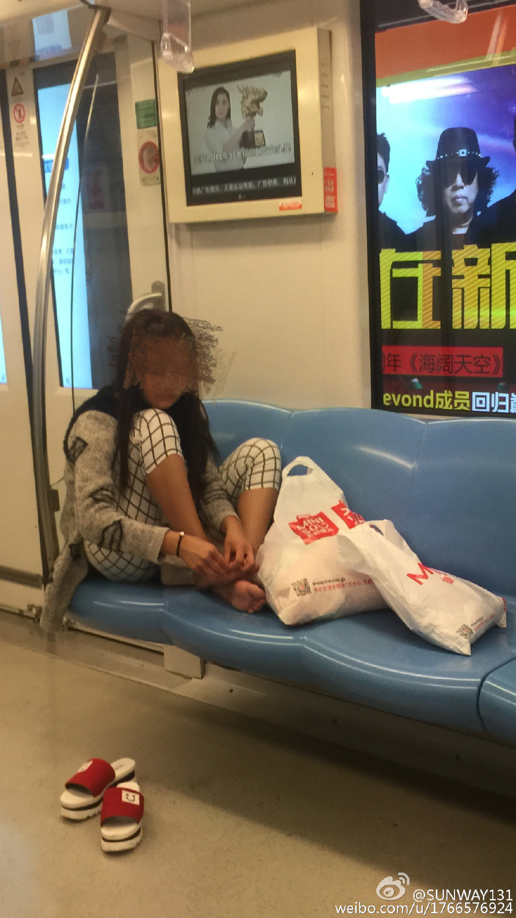 南京地铁现抠脚女刚抠过脚的手放进嘴里吸