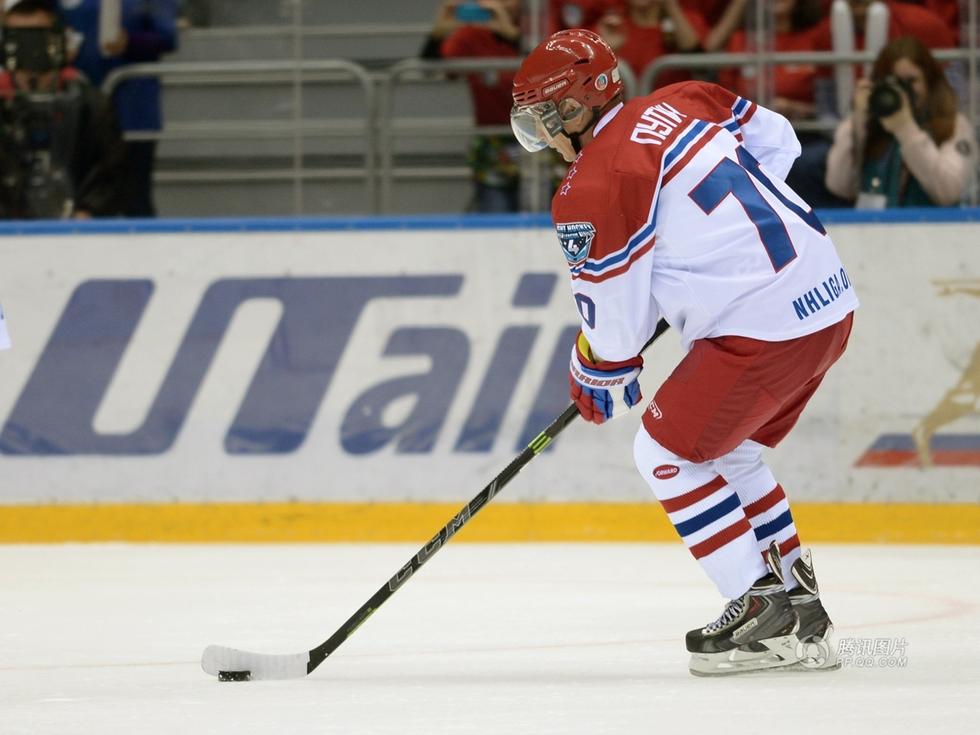 俄罗斯总统普京参加冰球比赛 独进8球