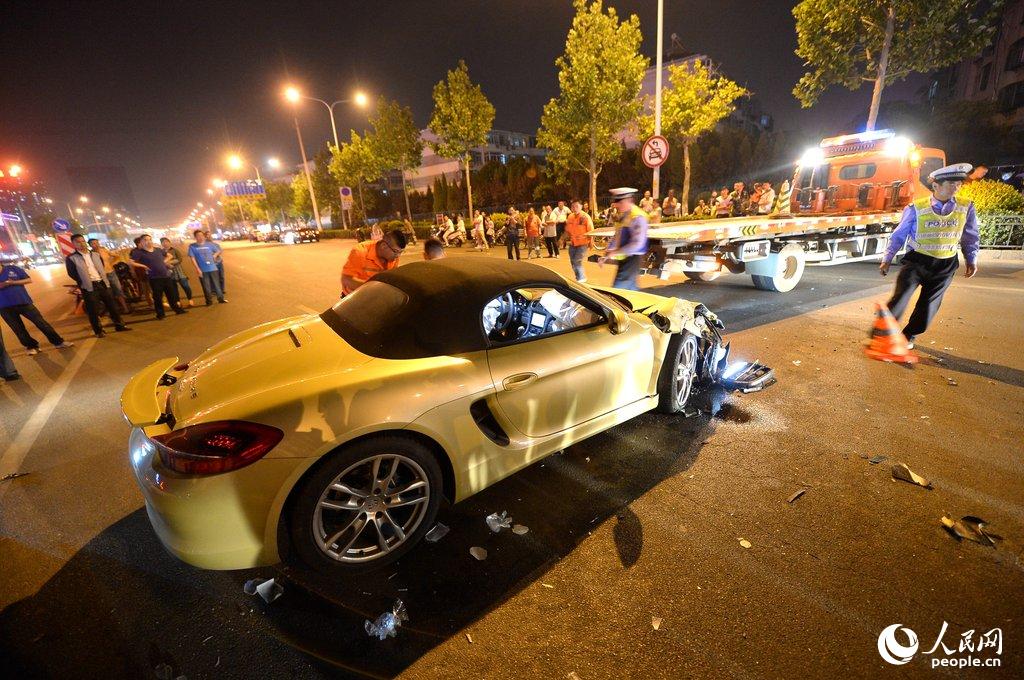 济南保时捷狂飙追尾环卫车目击者称三辆豪车街头竞速