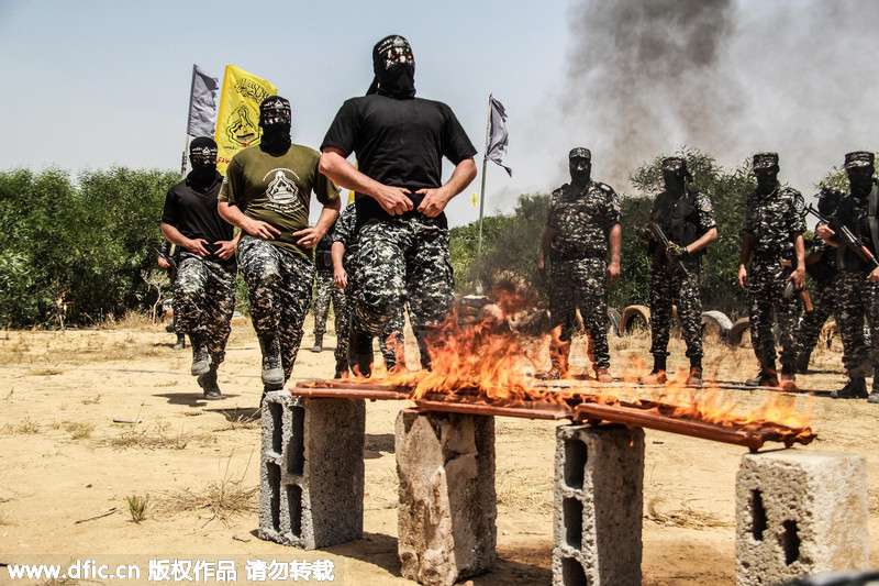 加沙武装人员训练：钻火圈走火桥