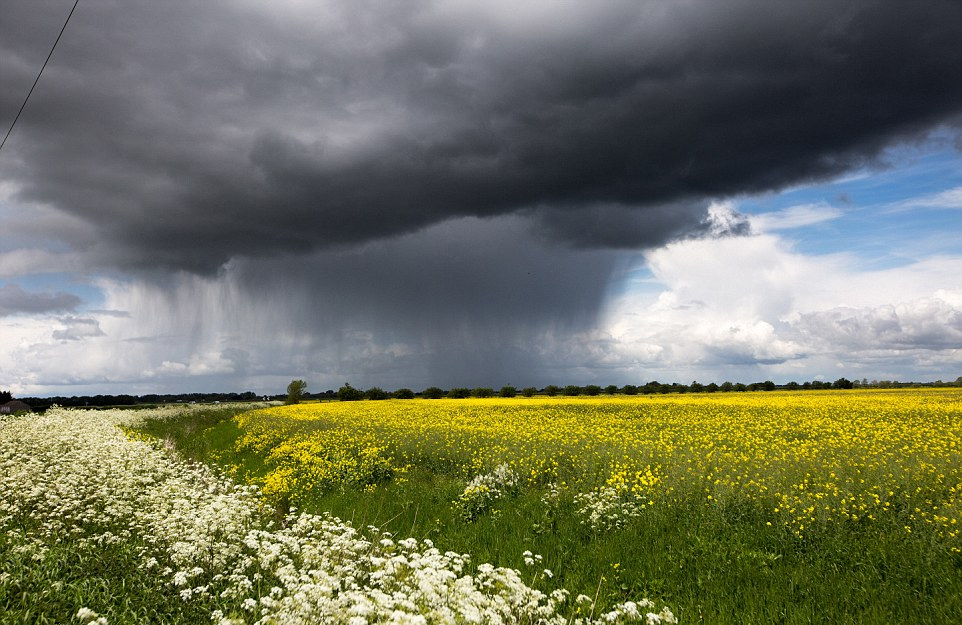 英国遭遇极恶劣天气 雷电冰雹狂风暴雨同时袭击