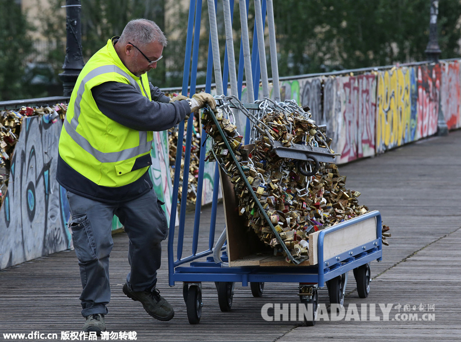 巴黎爱情桥45吨重“同心锁”已基本拆除