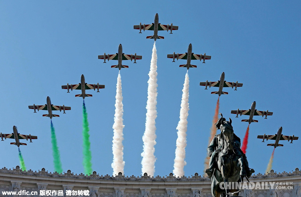 意大利举行国庆日阅兵 空军特技表演队炫技