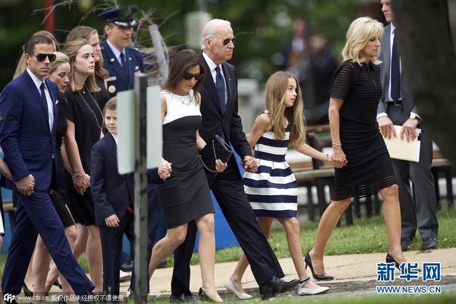 奥巴马偕家人出席副总统拜登长子葬礼（高清）