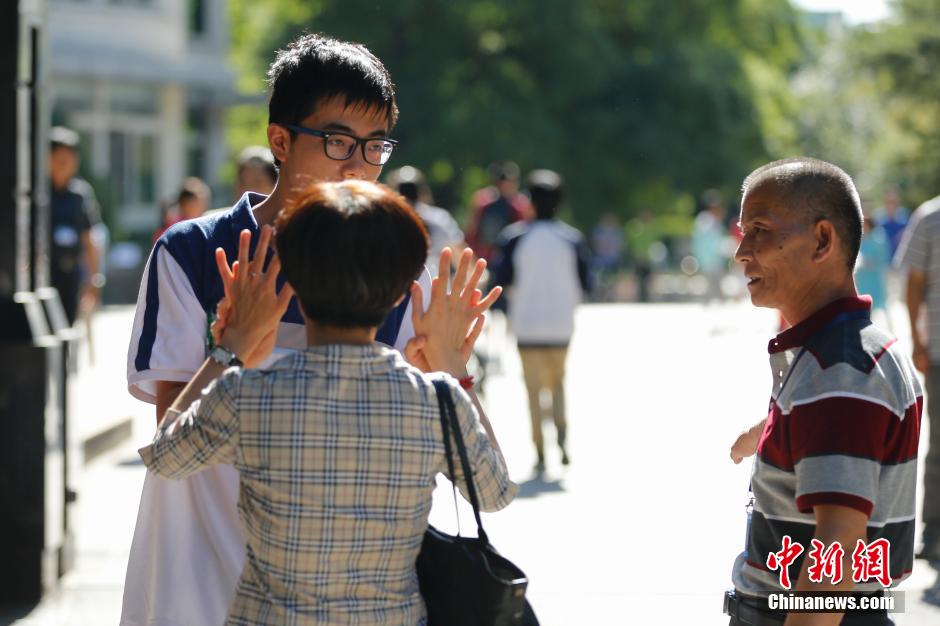 高考陪考大军众生相