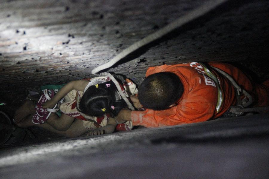 5岁女孩追逐喵星人坠落4米深夹缝