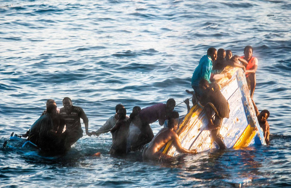 非洲偷渡船沉没 400多人挣扎求活