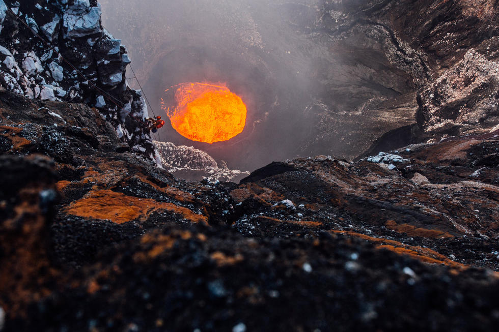 加拿大探险家冒死进活火山 近距离拍岩浆