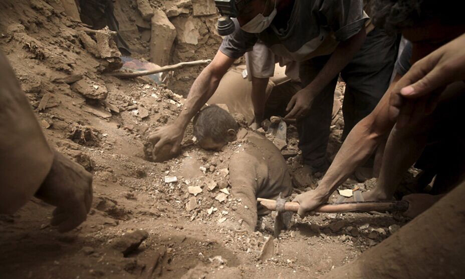 人们徒手挖出空袭后被埋在废墟的亲人