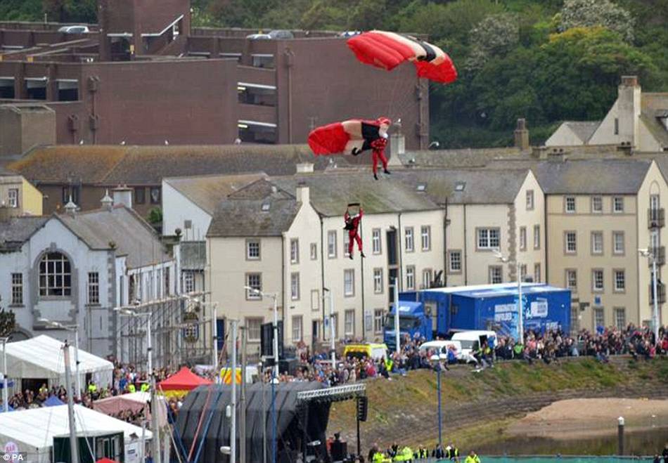 跳伞者绳索绞缠坠落瞬间