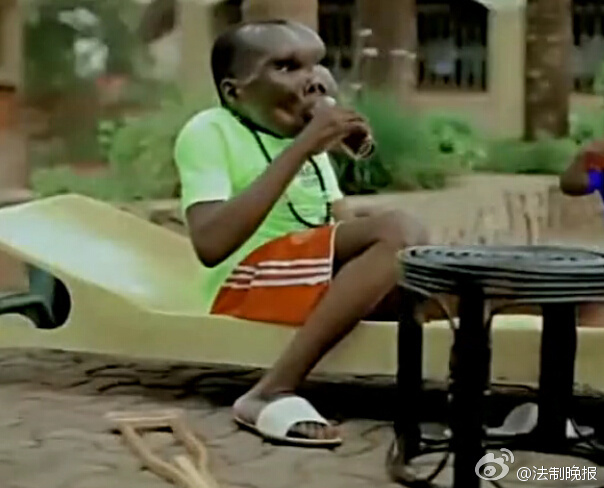 乌干达最丑男子靠脸吃饭 已生8个孩子