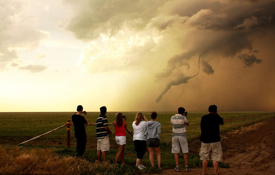 "追风者":美国风暴追逐者冒险记录龙卷风壮丽瞬间