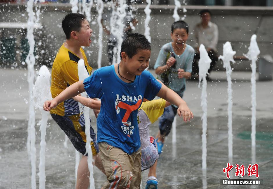 一群小孩戏水图片