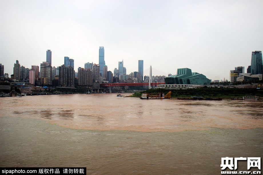 重庆两江交汇一清一浑 变“鸳鸯锅”