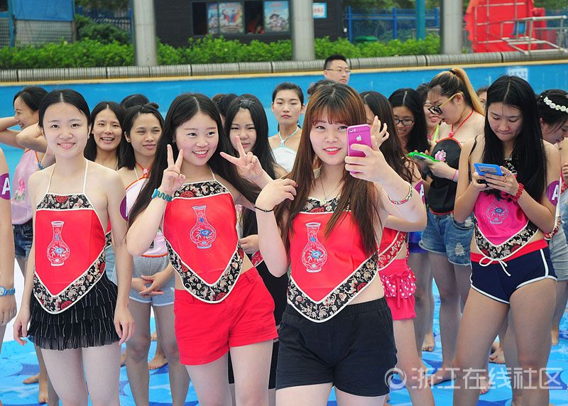 杭州数千女生穿肚兜拍毕业照
