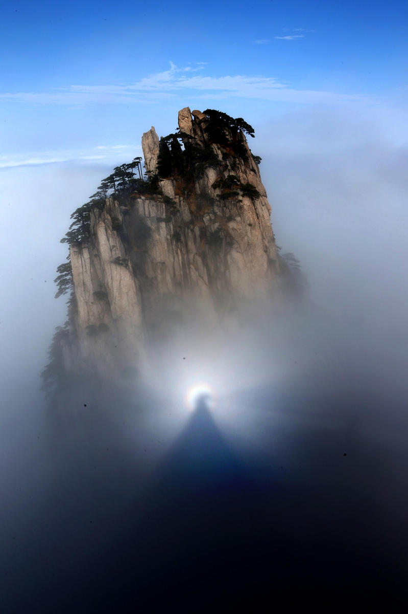 黃山雨後出現罕見佛光