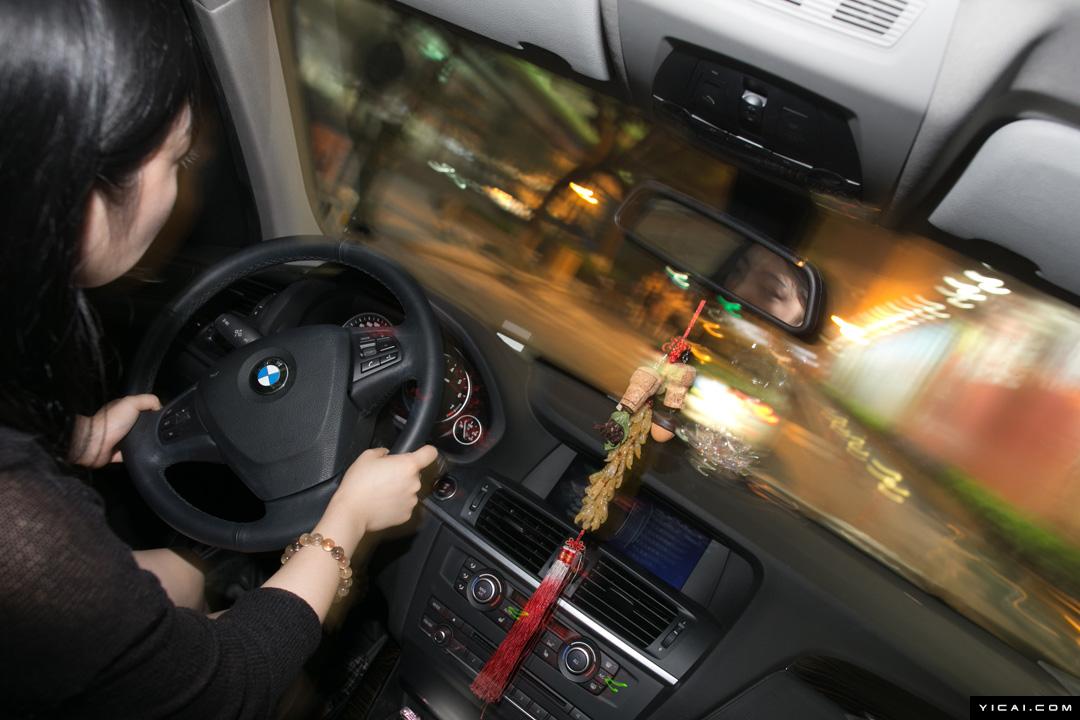 90后"白富美"司机:开专车交朋友 创业卖红酒