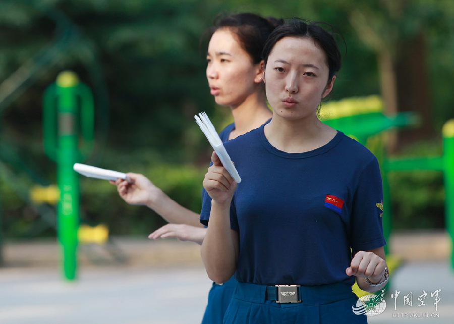 空軍首批雙學士殲擊機女飛行員御飛豹沖天