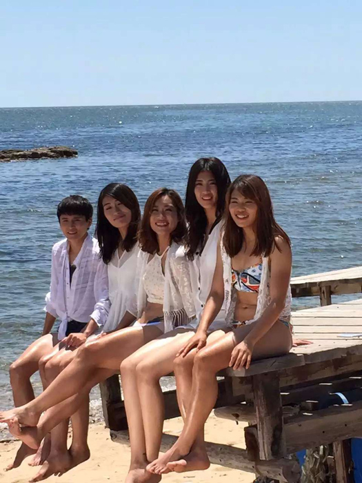 中国女足姑娘们度假拍美照