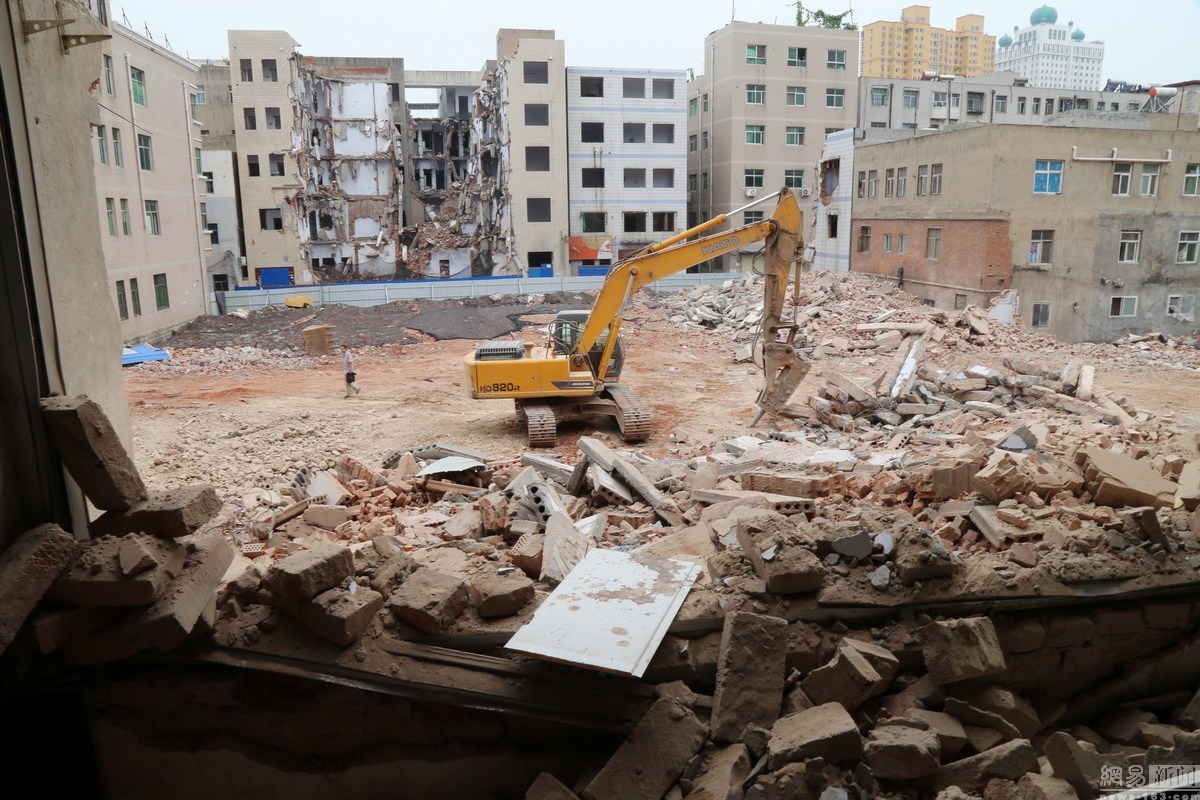 郑州城中村未通知就拆房3名小伙睡梦中被砸伤