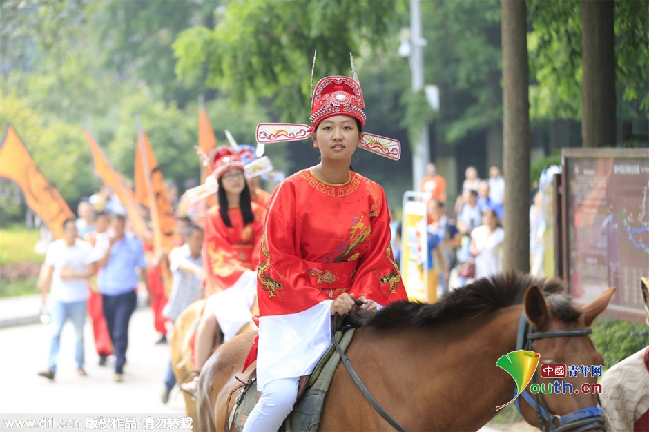 湖北高考状元骑马游园现场锣鼓震天响