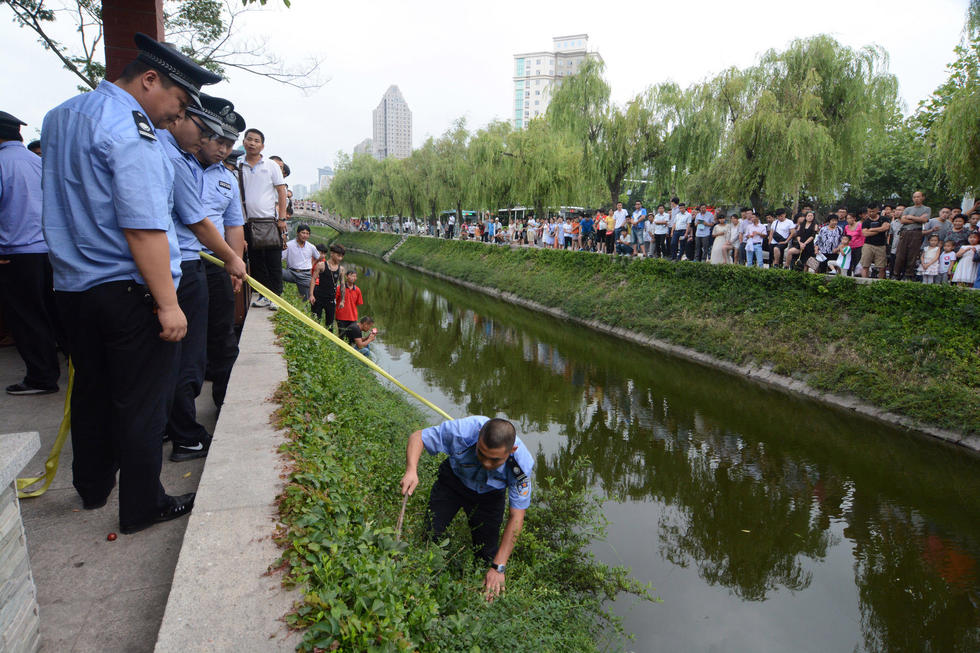 组图杀害两名少女嫌犯被押回青岛千人围观
