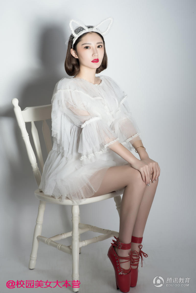 留学美国女生郑浩楠薄衣披身逆天长腿羡煞网友