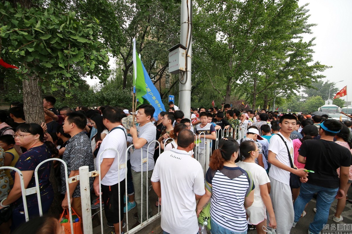 北京知名学府成旅游新宠 交通拥堵压力大