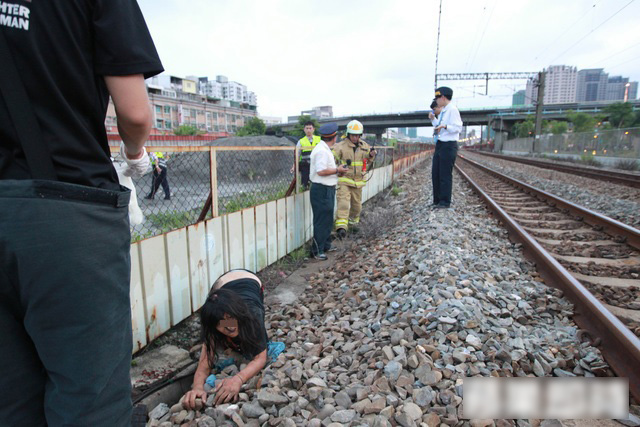 女子脚掌被火车碾断趴地哀嚎