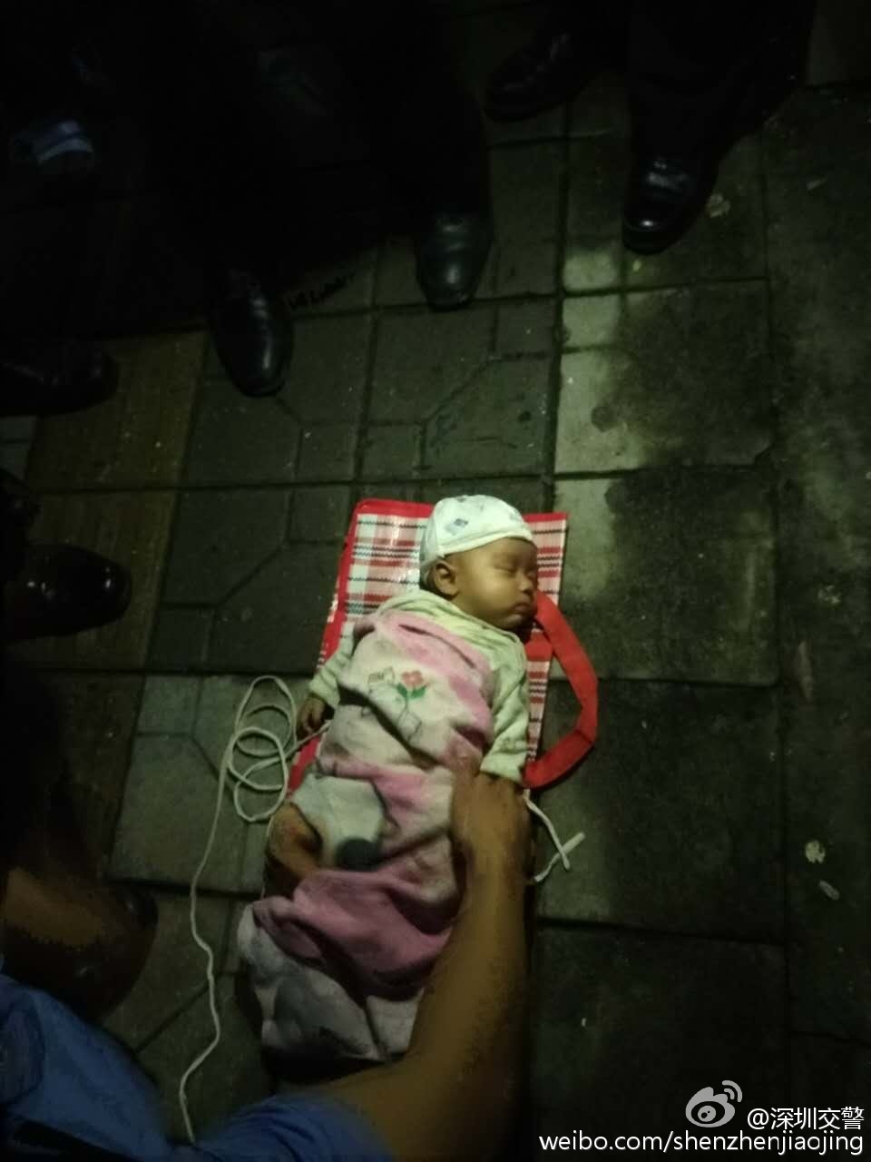 深圳一女婴被遗弃福利院旁