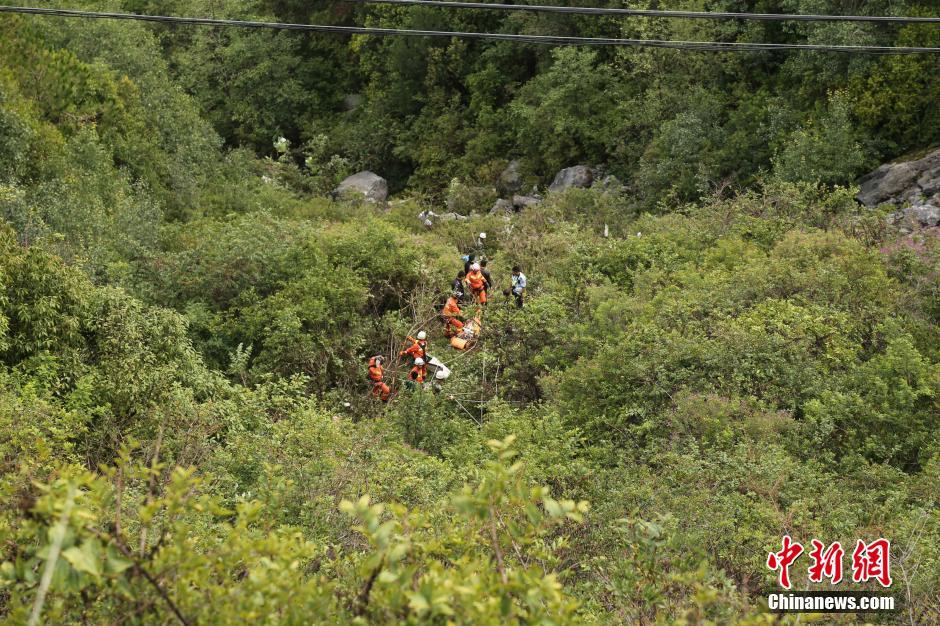 云南丽江一中巴车坠崖致多人死伤